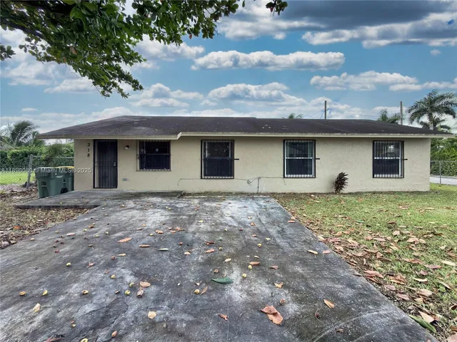 a view of a house with backyard