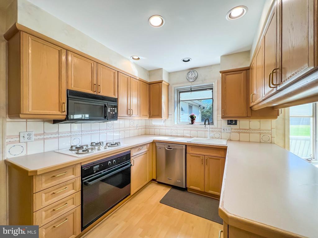 1333 Dillon Road Fort Washington, PA 19034 - Photo 8 of 44 Custom Kitchen with Gas Cook Top