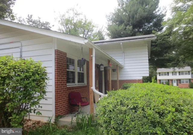 a view of a back yard of the house