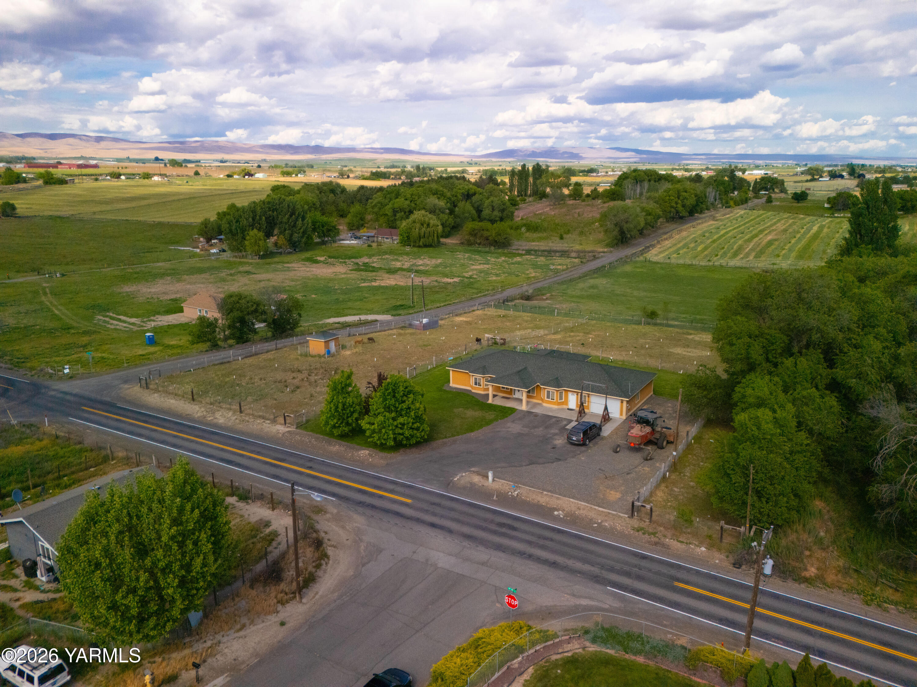 1811 Beam Road Granger, WA 98932 - Photo 17 of 26 a view of a city street from a balcony