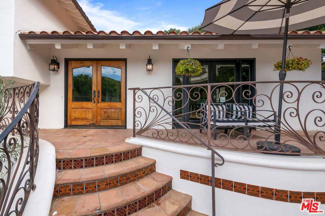 2437 Stokes Canyon Road Calabasas, CA 91302 - Photo 3 of 60