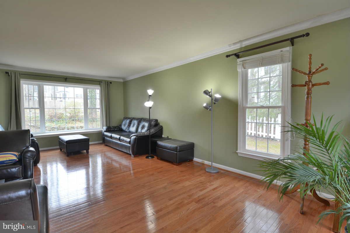 6828 Bluecurl Circle Springfield, VA 22152 - Photo 6 of 21 Living Room