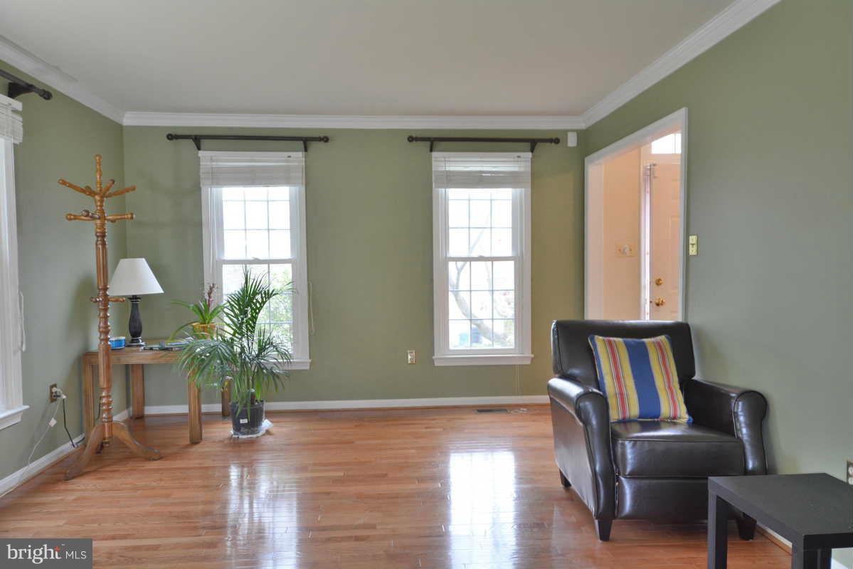 6828 Bluecurl Circle Springfield, VA 22152 - Photo 7 of 21 Living Room