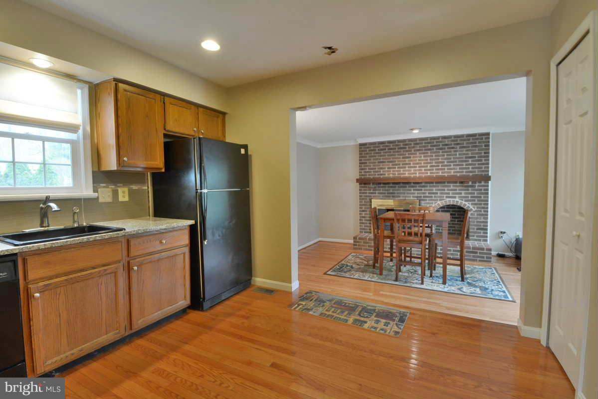 6828 Bluecurl Circle Springfield, VA 22152 - Photo 9 of 21 Kitchen