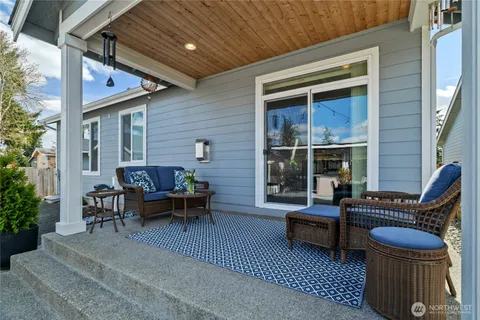 a view of a back yard