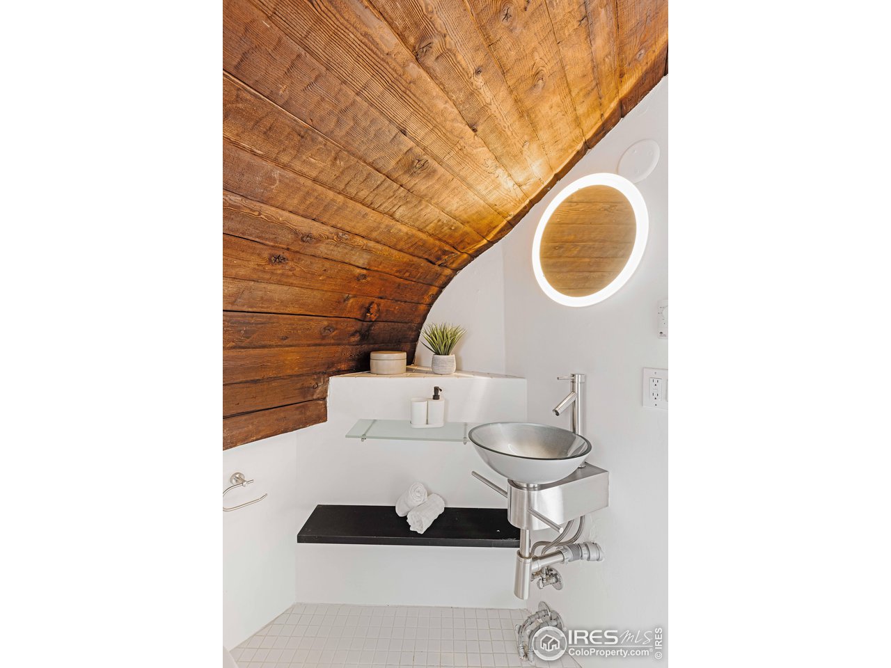 550 College Avenue Boulder, CO 80302 - Photo 14 of 36 a bathroom with a toilet and a sink