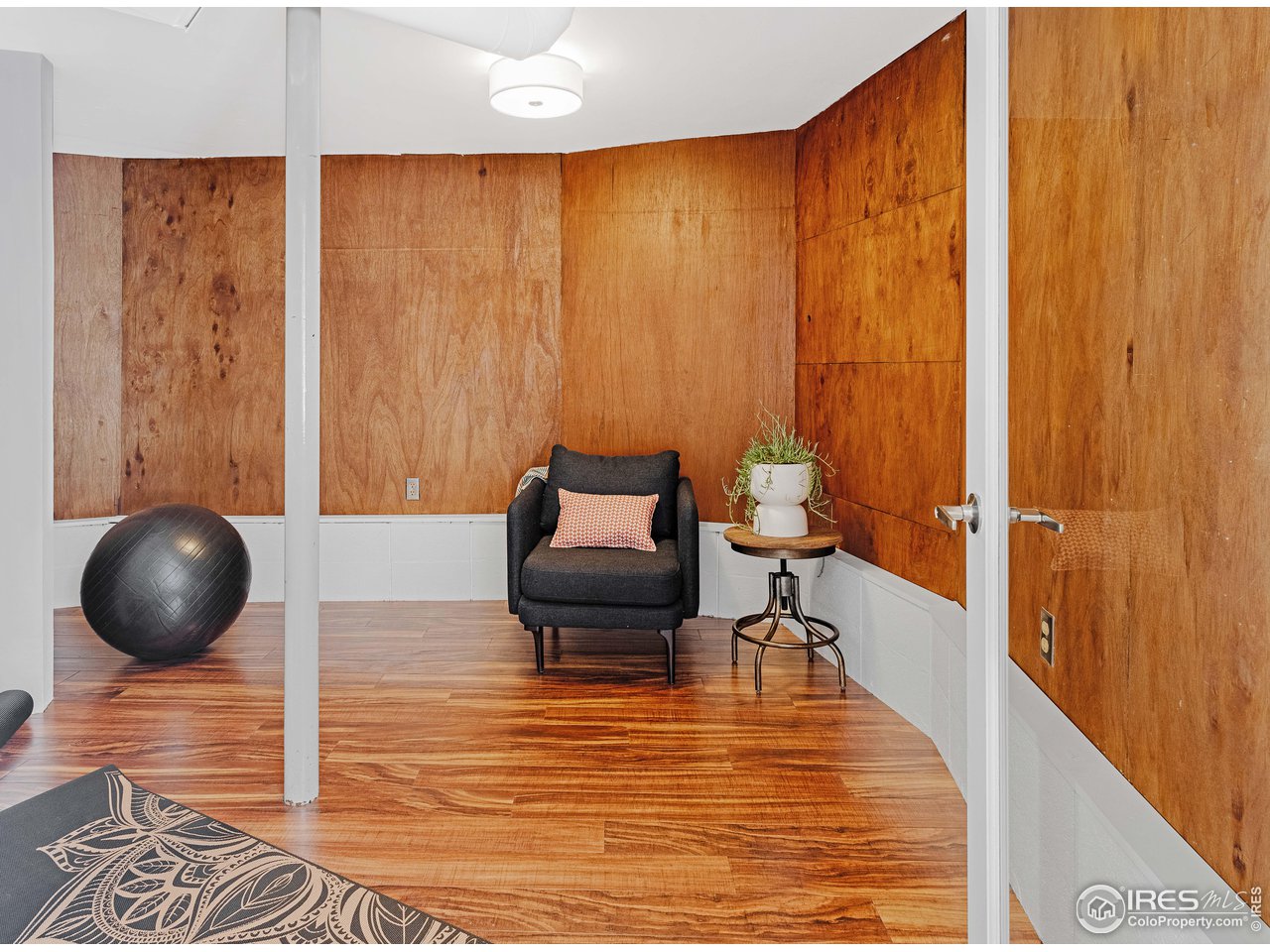 550 College Avenue Boulder, CO 80302 - Photo 20 of 36 a living room with furniture and a rug