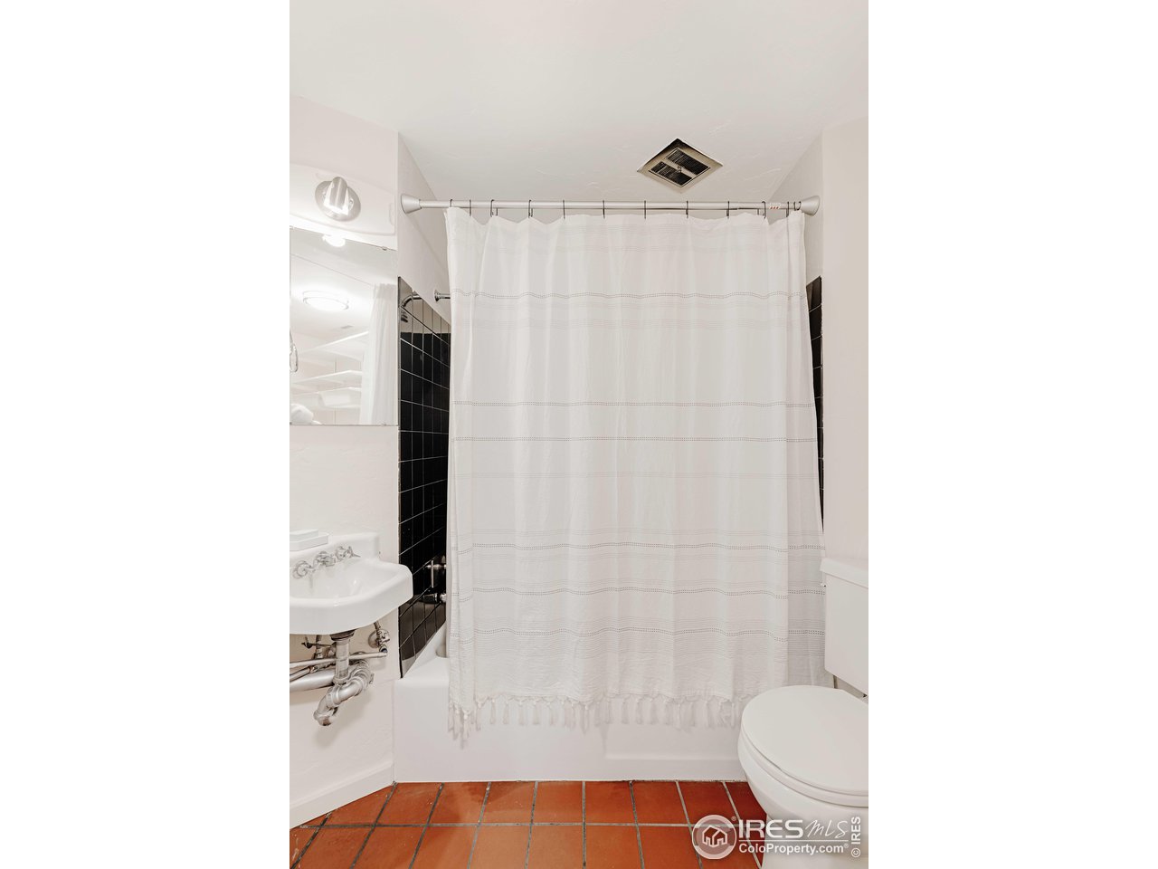 550 College Avenue Boulder, CO 80302 - Photo 25 of 36 a bathroom with a toilet and a shower