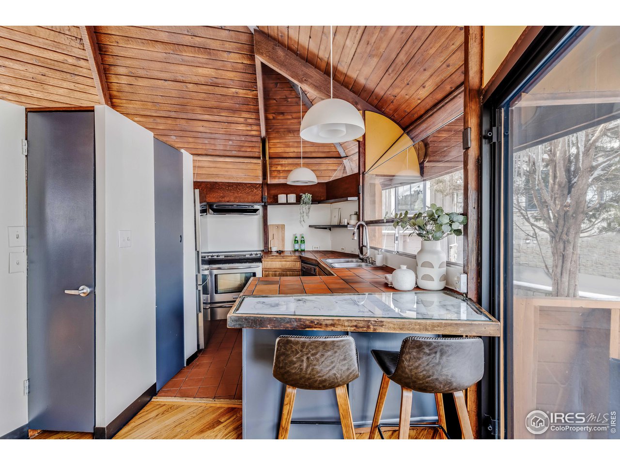 550 College Avenue Boulder, CO 80302 - Photo 9 of 36 a view of a tables and chair in the balcony
