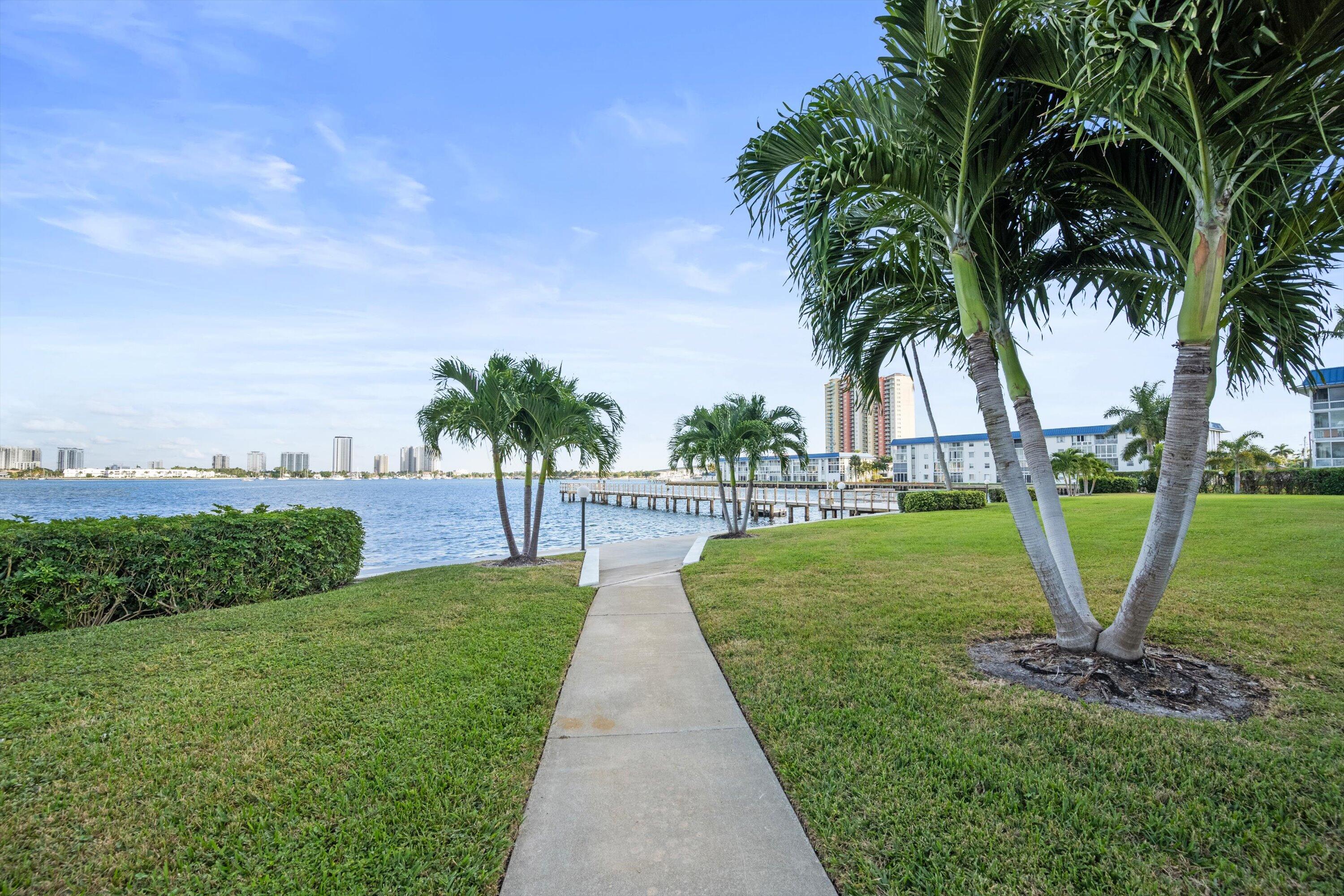 3040 Lake Shore Drive, Unit PH 2 Riviera Beach, FL 33404 - Photo 15 of 27 24-DSC_6957
