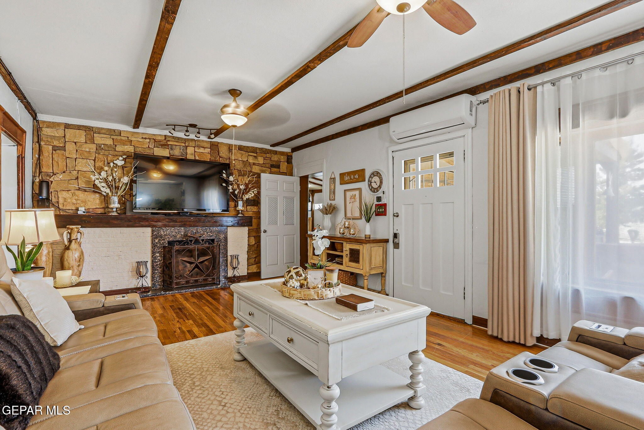 146 Croom Road El Paso, TX 79915 - Photo 5 of 92 Living Room