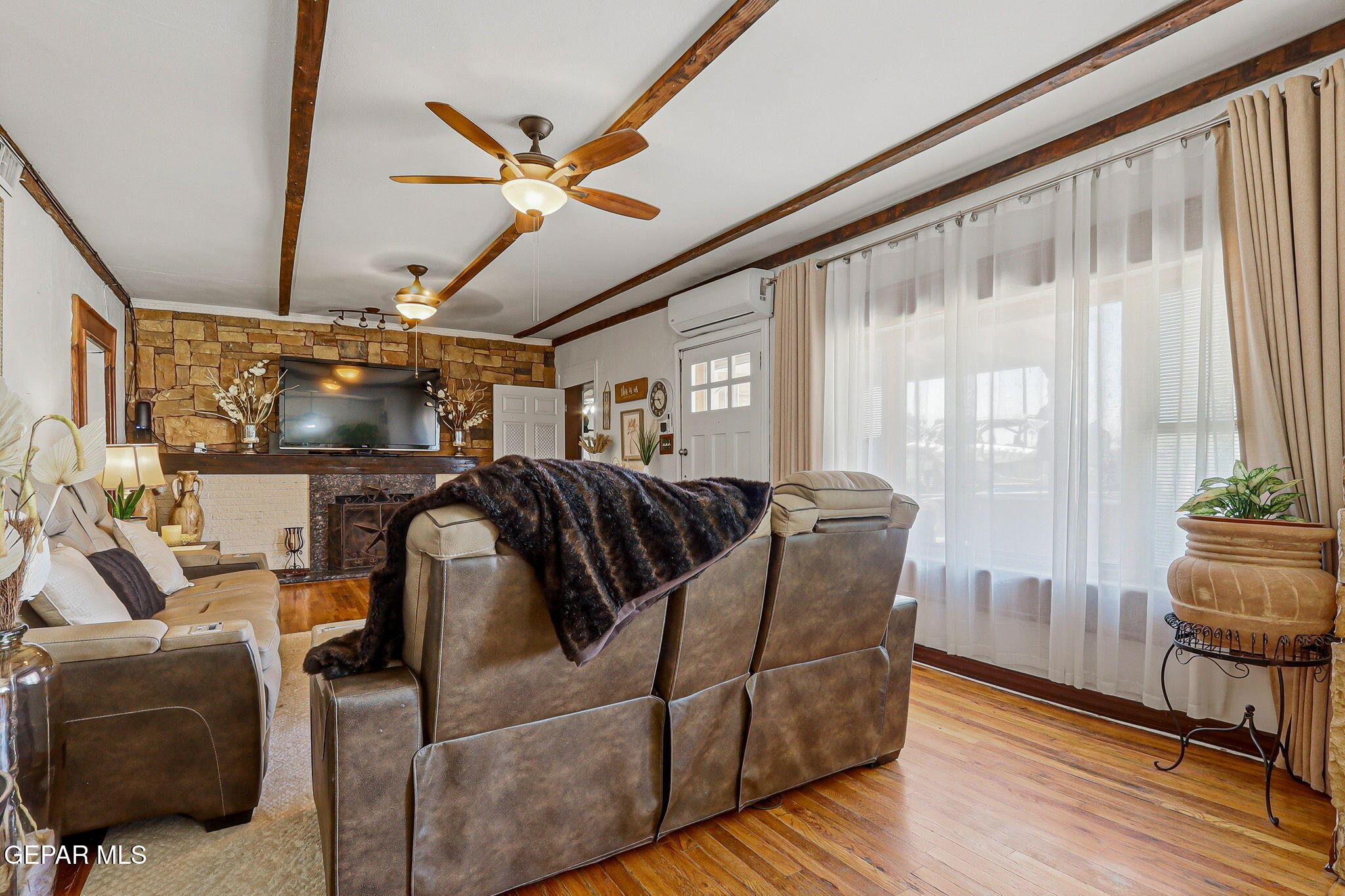 146 Croom Road El Paso, TX 79915 - Photo 6 of 92 Living Room