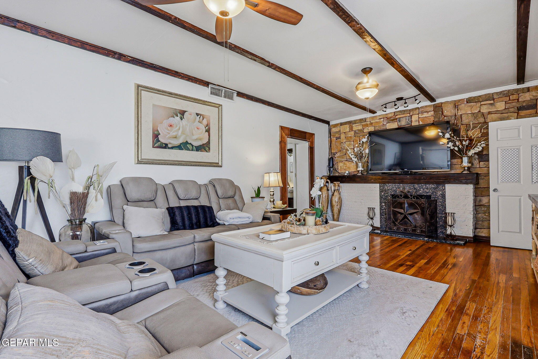 146 Croom Road El Paso, TX 79915 - Photo 7 of 92 Living Room