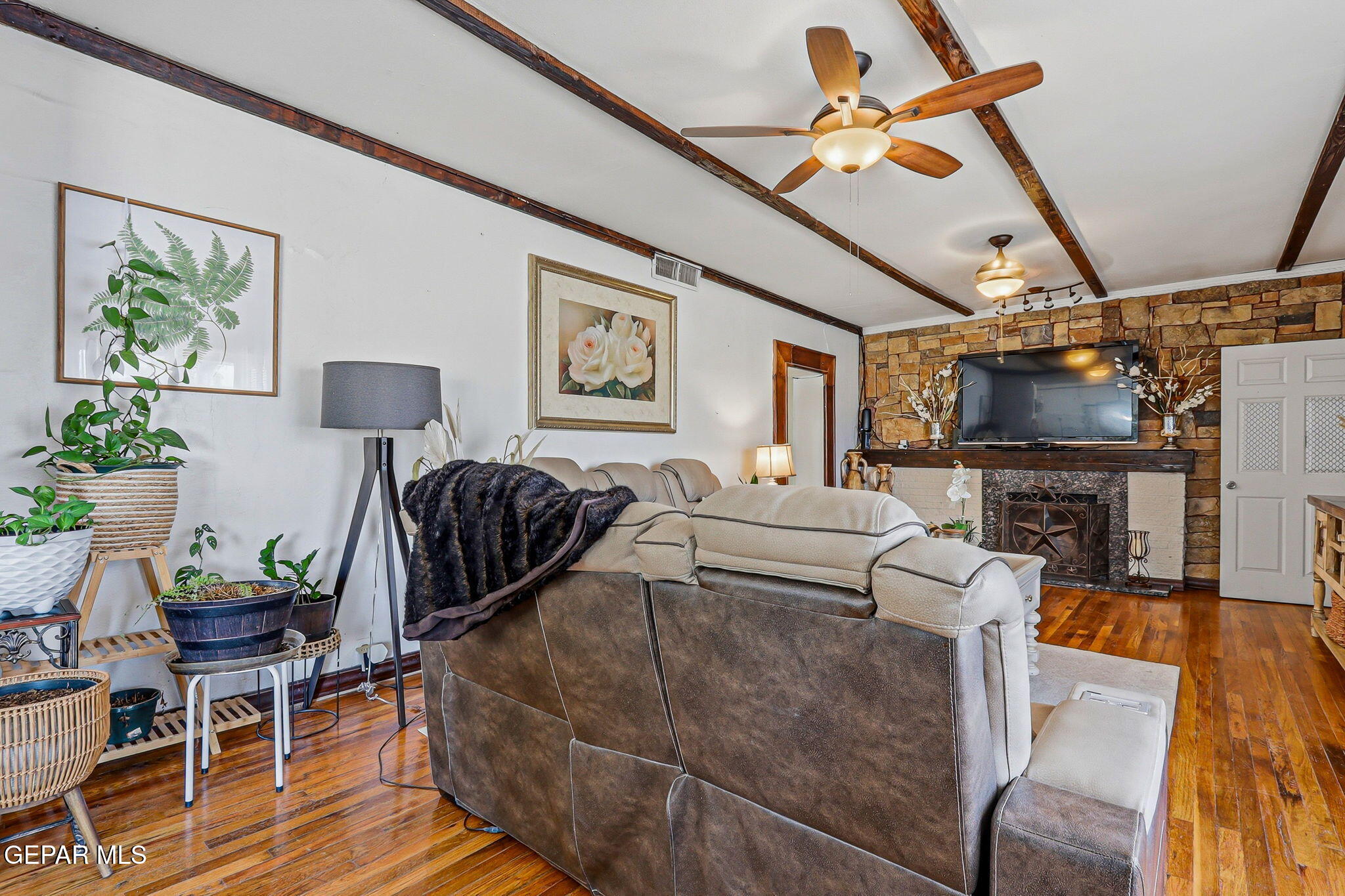 146 Croom Road El Paso, TX 79915 - Photo 10 of 92 Living Room