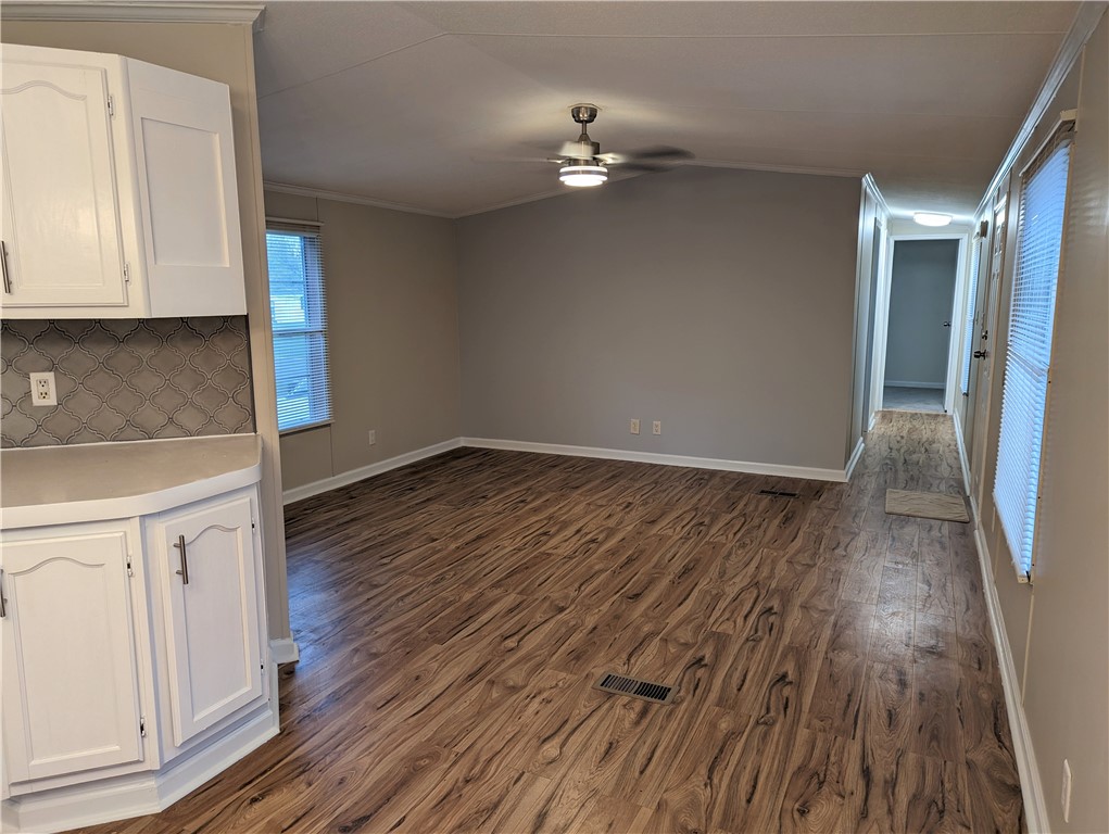 101 MacIntosh Road Ontario, NY 14519 - Photo 12 of 40 Living Room toward the front