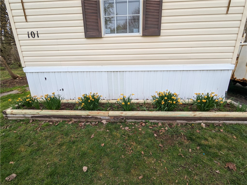 101 MacIntosh Road Ontario, NY 14519 - Photo 4 of 40 Nice flower bed in the front