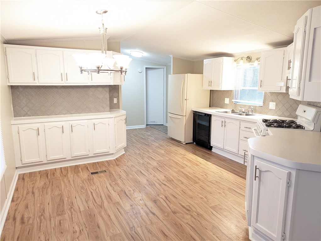 101 MacIntosh Road Ontario, NY 14519 - Photo 5 of 40 Open and bright kitchen & dining area.