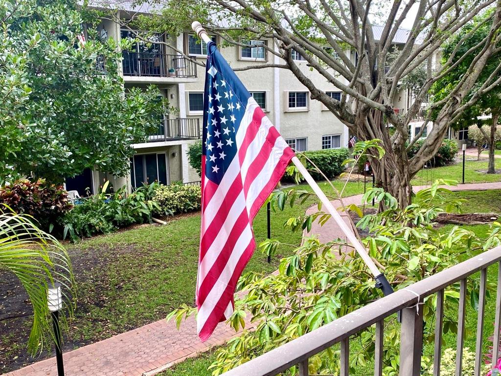 3002 Northeast 5th Terrace, Unit 209B Wilton Manors, FL 33334 - Photo 11 of 25 a view of yard with small