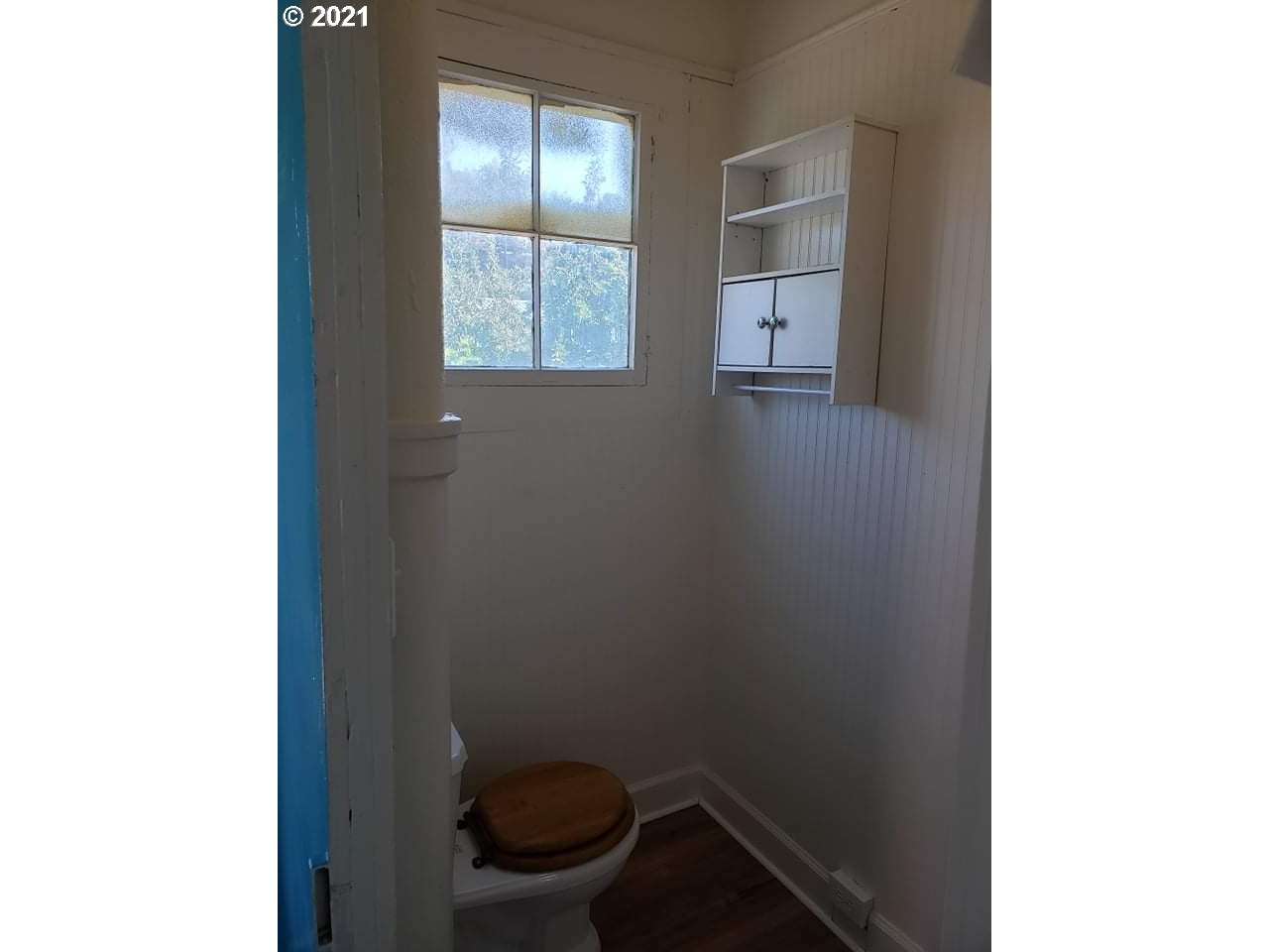 506 Southwest Goodwin Avenue Pendleton, OR 97801 - Photo 14 of 18 a bathroom with a toilet
