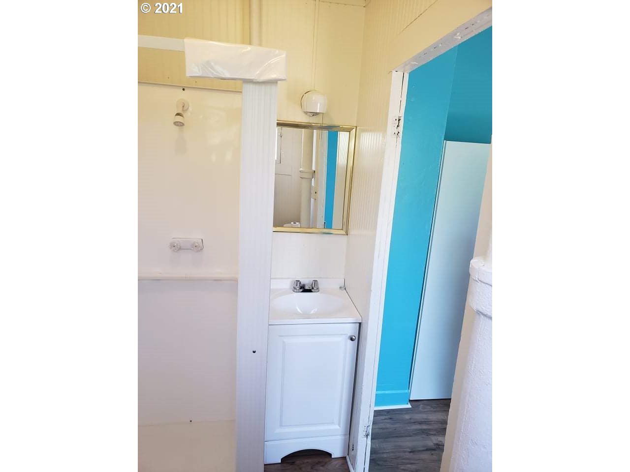 506 Southwest Goodwin Avenue Pendleton, OR 97801 - Photo 16 of 18 a bathroom with a sink and mirror