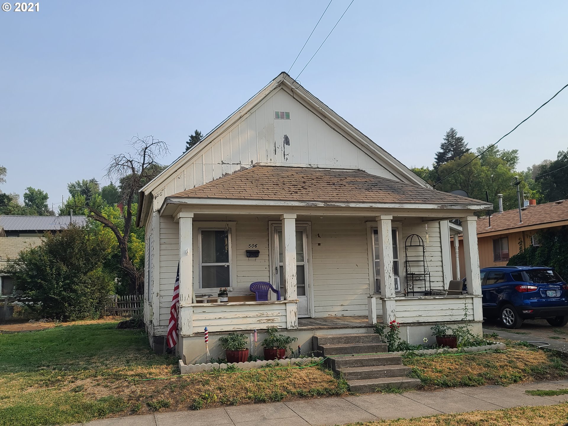 506 Southwest Goodwin Avenue Pendleton, OR 97801 - Photo 3 of 18 a front view of a house with a yard