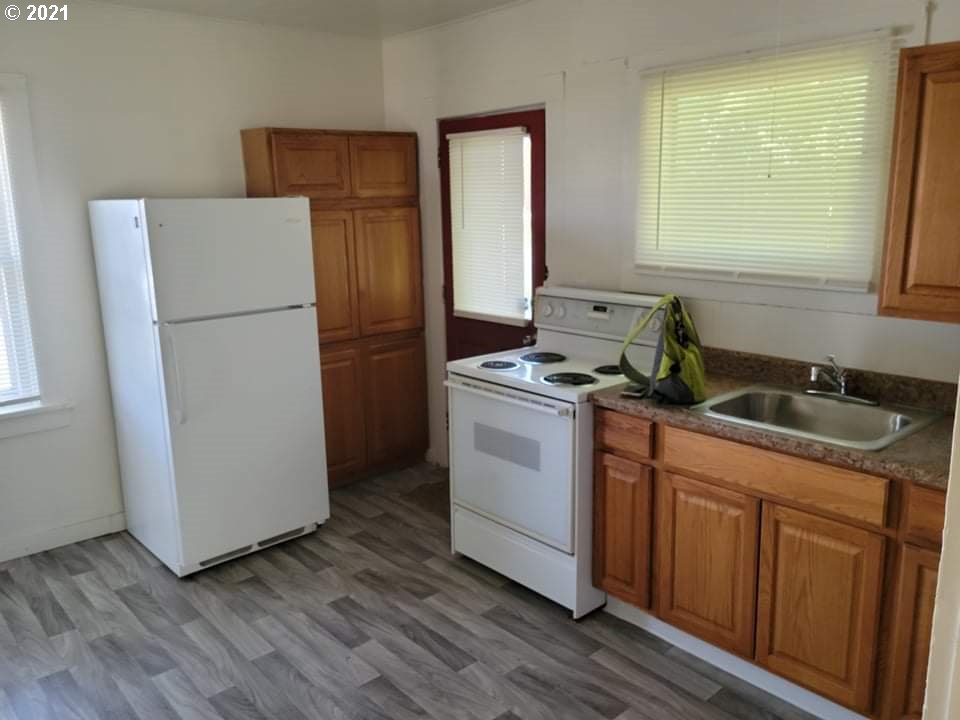506 Southwest Goodwin Avenue Pendleton, OR 97801 - Photo 4 of 18 a utility room with wooden floor washer and dryer