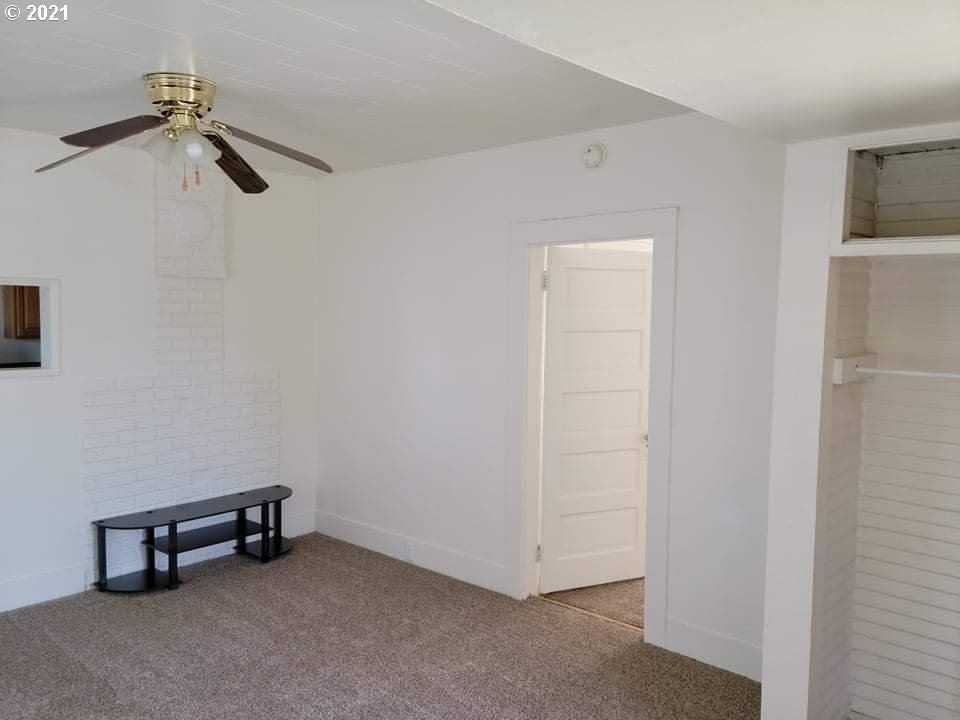 506 Southwest Goodwin Avenue Pendleton, OR 97801 - Photo 7 of 18 a room with a bench
