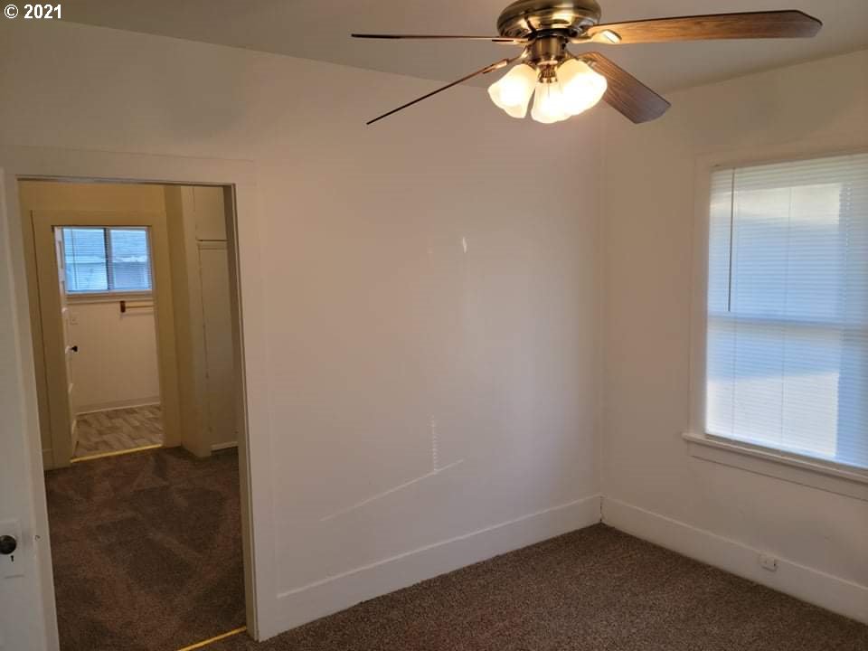 506 Southwest Goodwin Avenue Pendleton, OR 97801 - Photo 8 of 18 a room with window and white walls