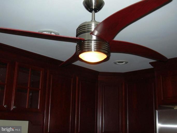 1999 Lakeport Way Reston, VA 20191 - Photo 14 of 21 Contemporary Fixtures