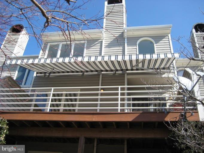 1999 Lakeport Way Reston, VA 20191 - Photo 7 of 21 Custom Electric Awning