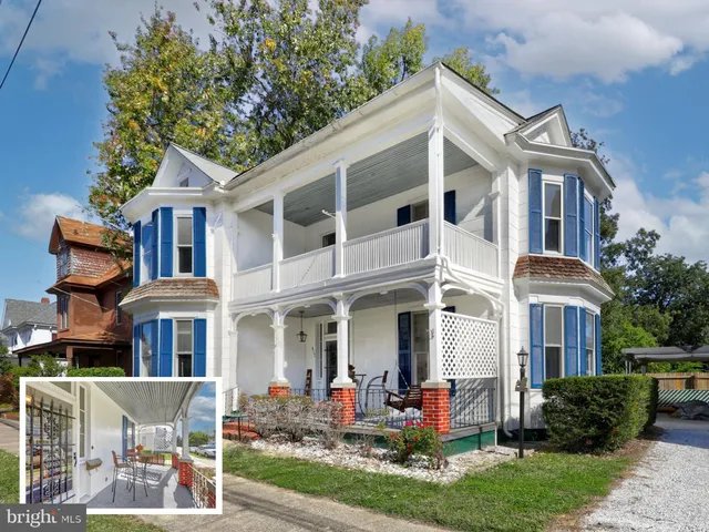 a view of a dinning table and chairs in the patio