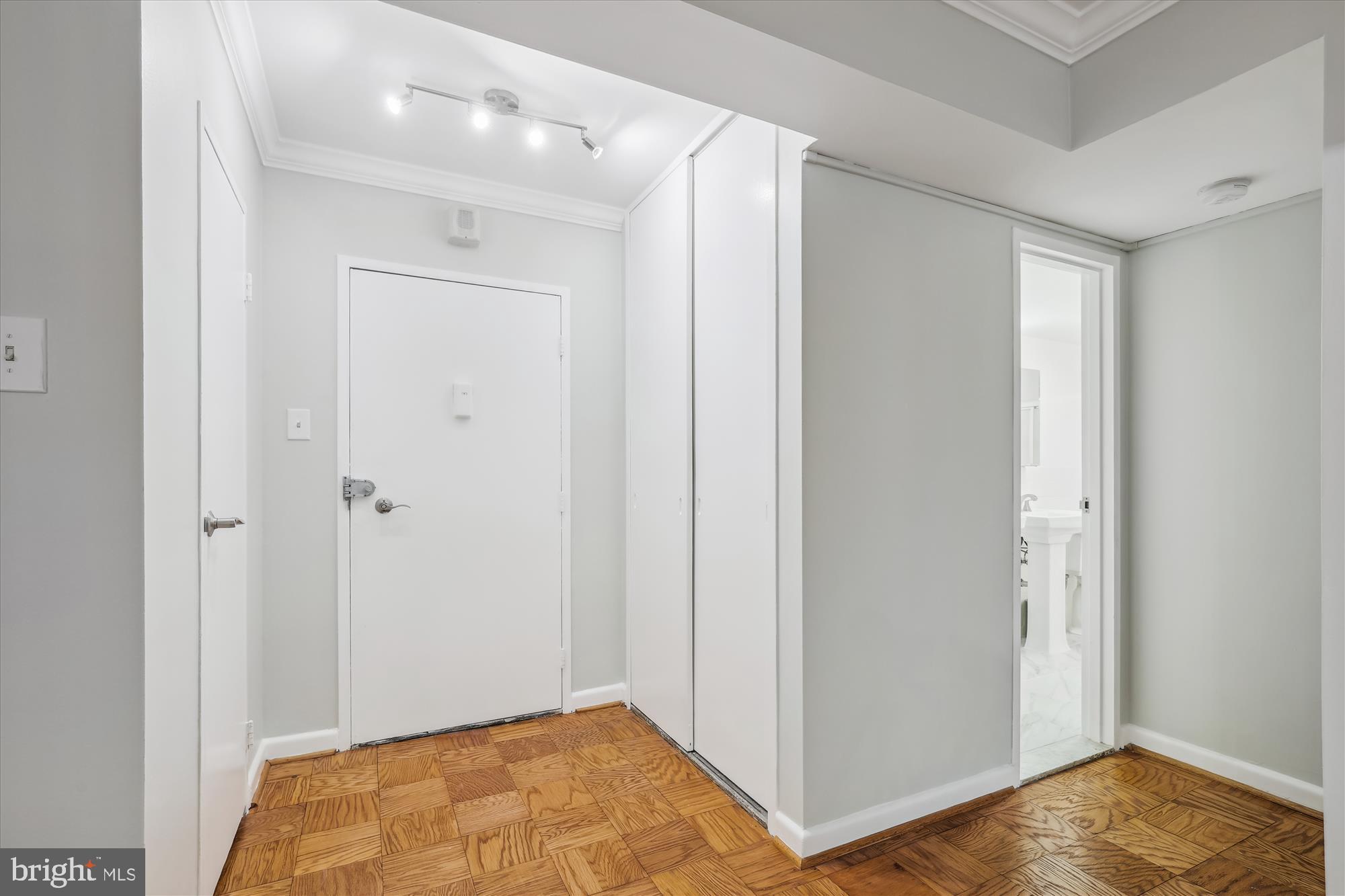 4201 Cathedral Avenue Northwest, Unit 507W Washington, DC 20016 - Photo 9 of 34 Entryway/Foyer