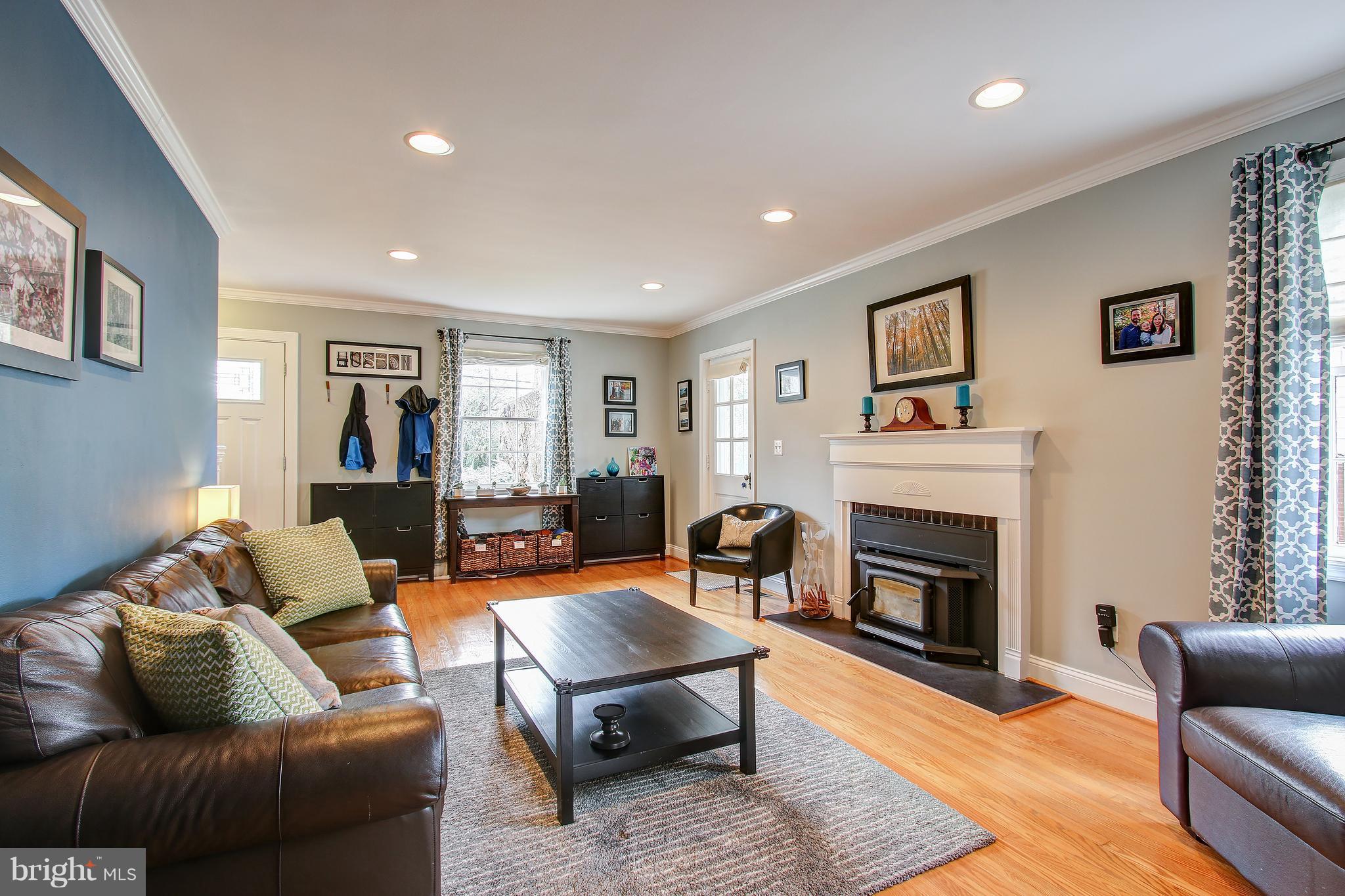 9912 Dallas Avenue Silver Spring, MD 20901 - Photo 5 of 30 Living Room