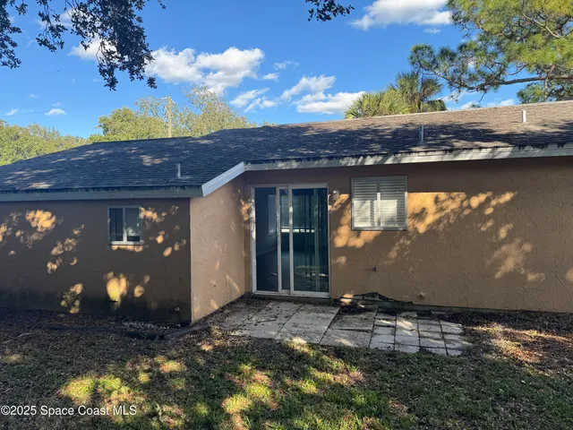 a view of house with backyard