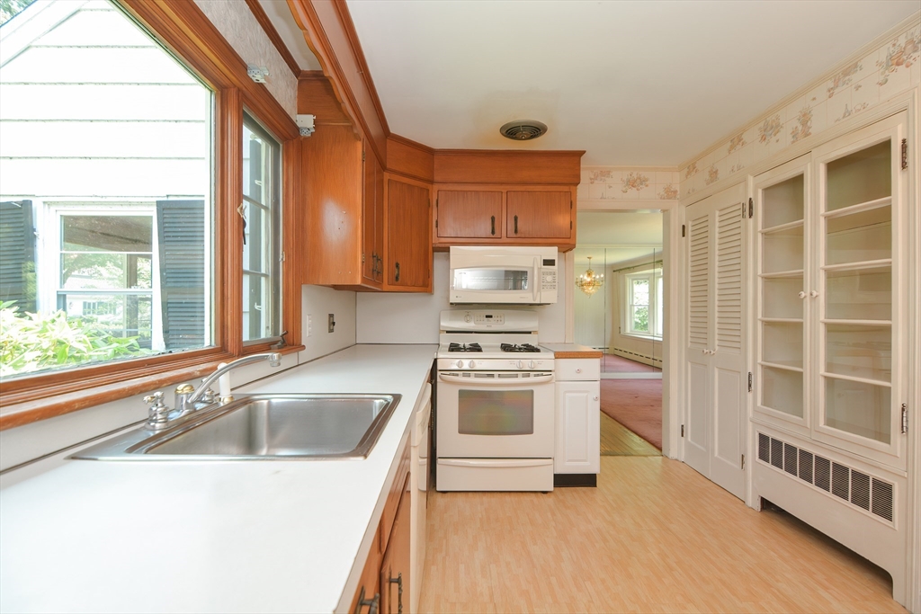 41 Russell Road Framingham, MA 01702 - Photo 8 of 36 Gallery Image 8