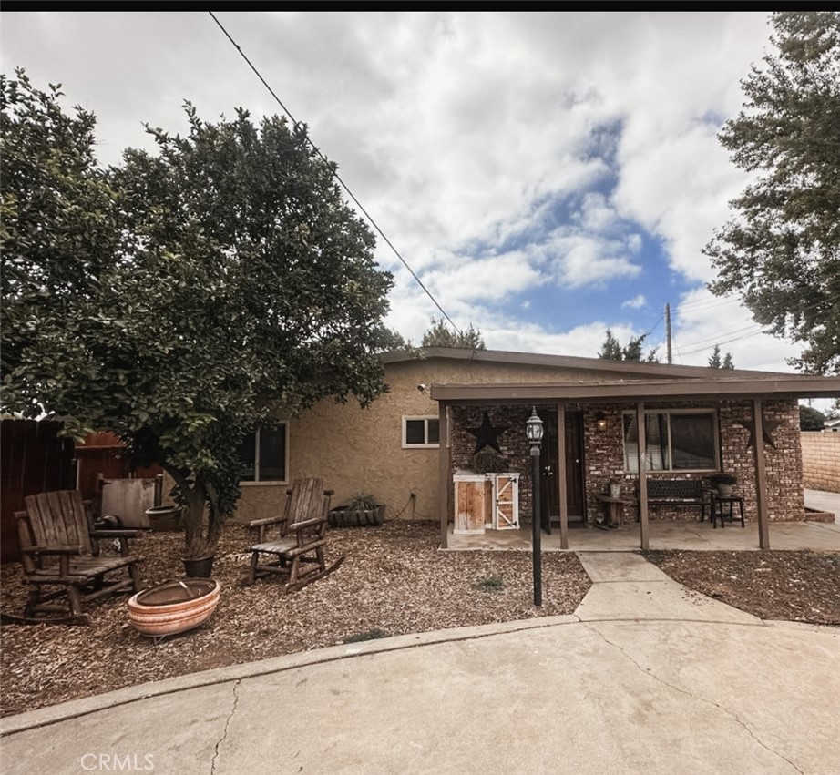 a view of a house with backyard