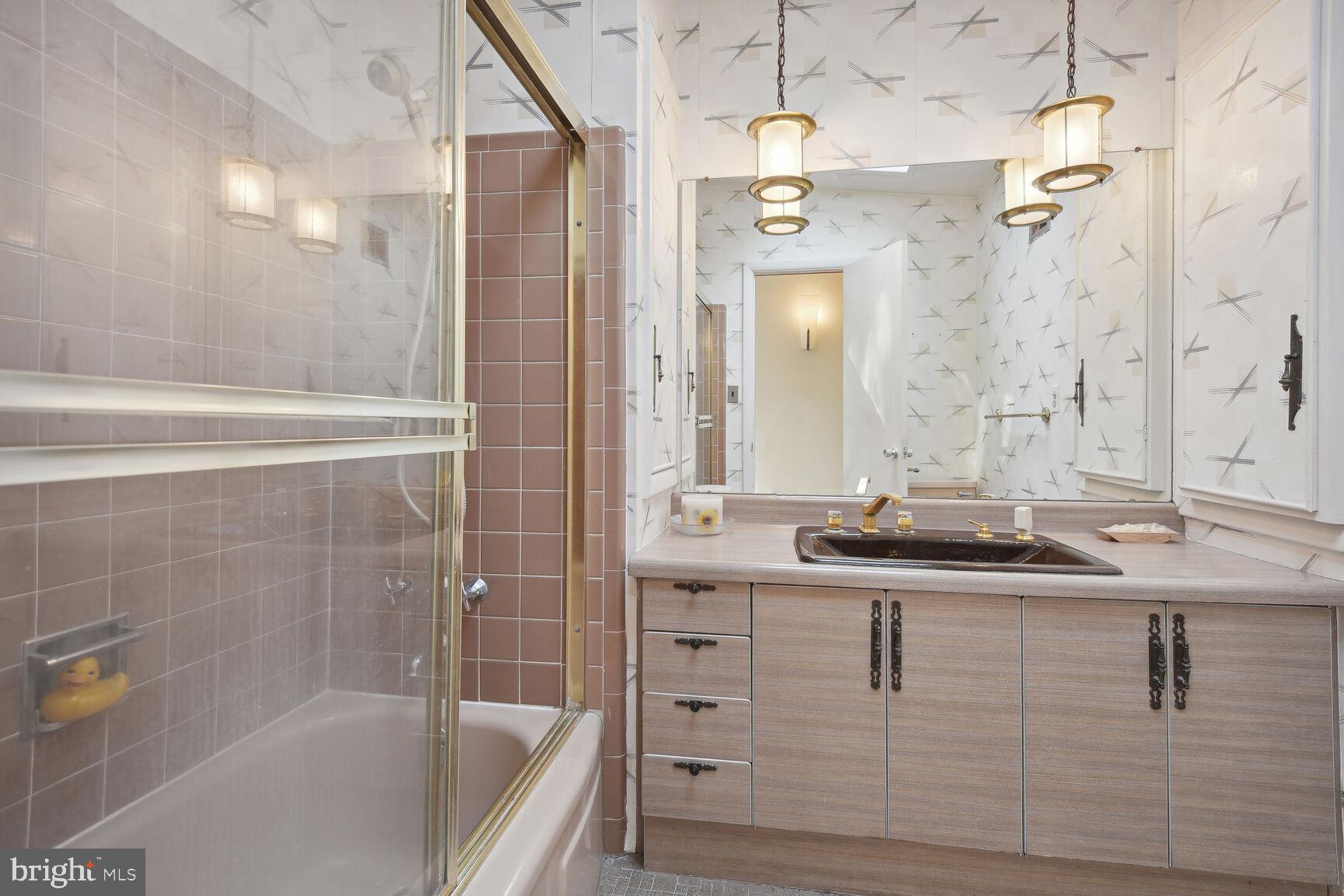 6765 Brigadoon Drive Bethesda, MD 20817 - Photo 19 of 30 Hall bath