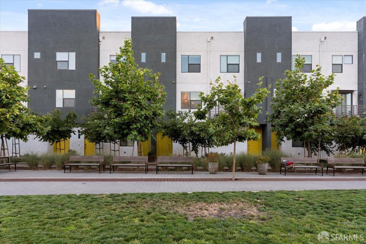 1807 16th Street Oakland, CA 94607 - Photo 30 of 45 a view of a building with a yard