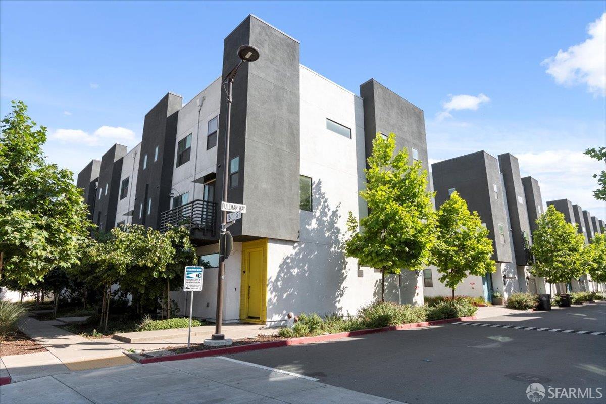 1807 16th Street Oakland, CA 94607 - Photo 32 of 45 a street view along with residential houses