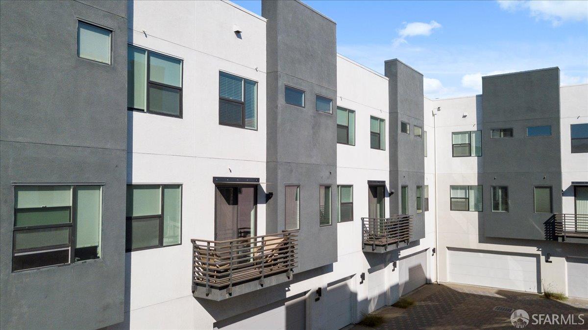 1807 16th Street Oakland, CA 94607 - Photo 36 of 45 a front view of a building with many windows