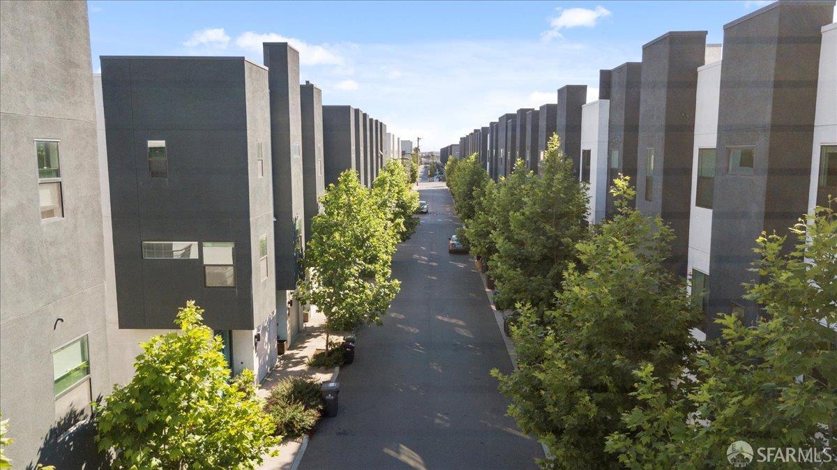 1807 16th Street Oakland, CA 94607 - Photo 40 of 45 a view of a garden with tall buildings
