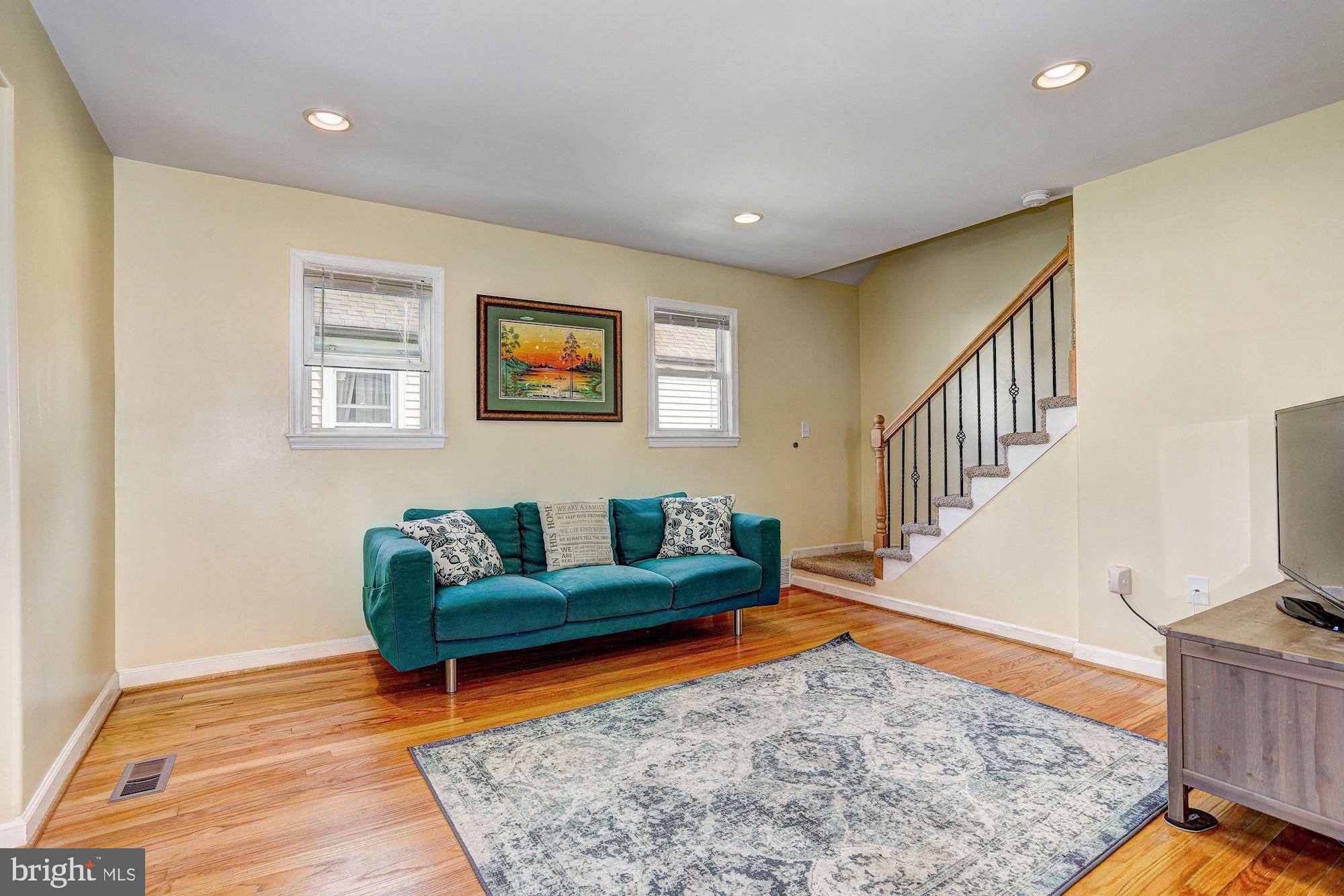 2725 Glendale Road Baltimore, MD 21234 - Photo 5 of 29 Living Room