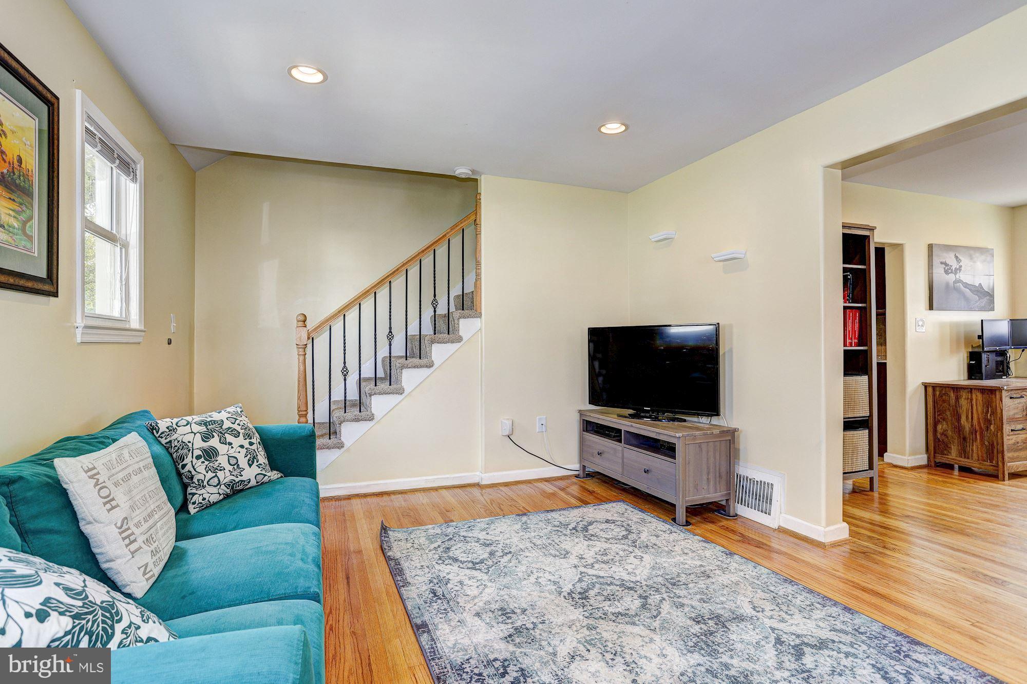 2725 Glendale Road Baltimore, MD 21234 - Photo 6 of 29 Living Room