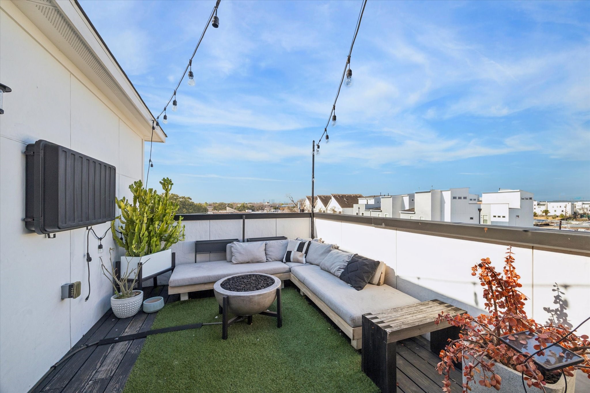 1614 Sampson Street Houston, TX 77003 - Photo 30 of 32 4th floor rooftop deck.