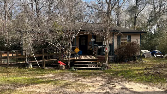 a view of a house with backyard