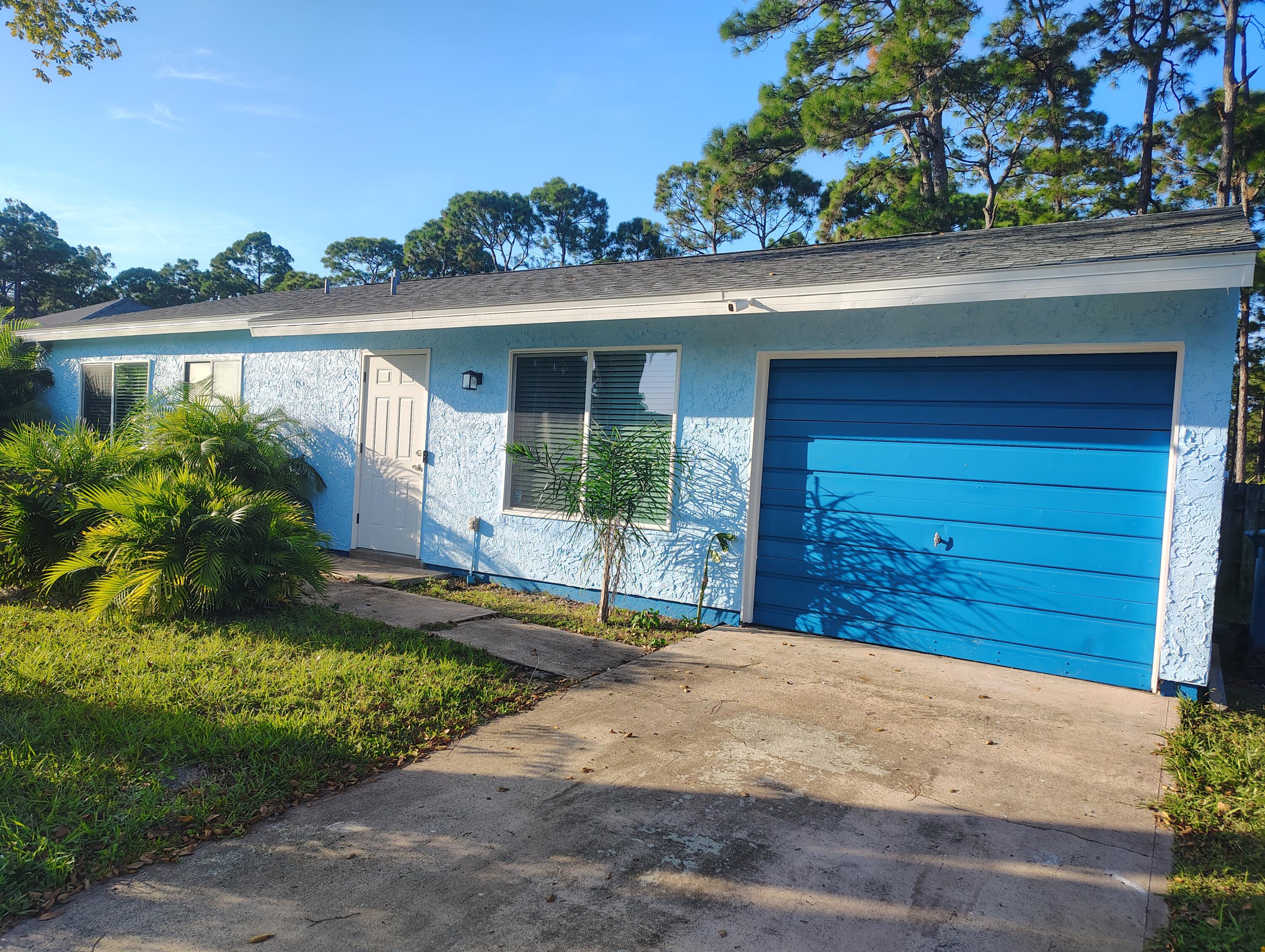 983 Emerald Road Southeast Palm Bay, FL 32909 - Photo 2 of 33 GARAGE