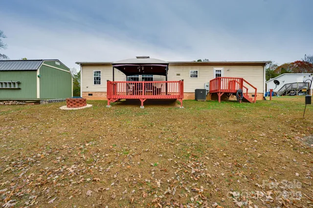 a front view of house with yard and garage
