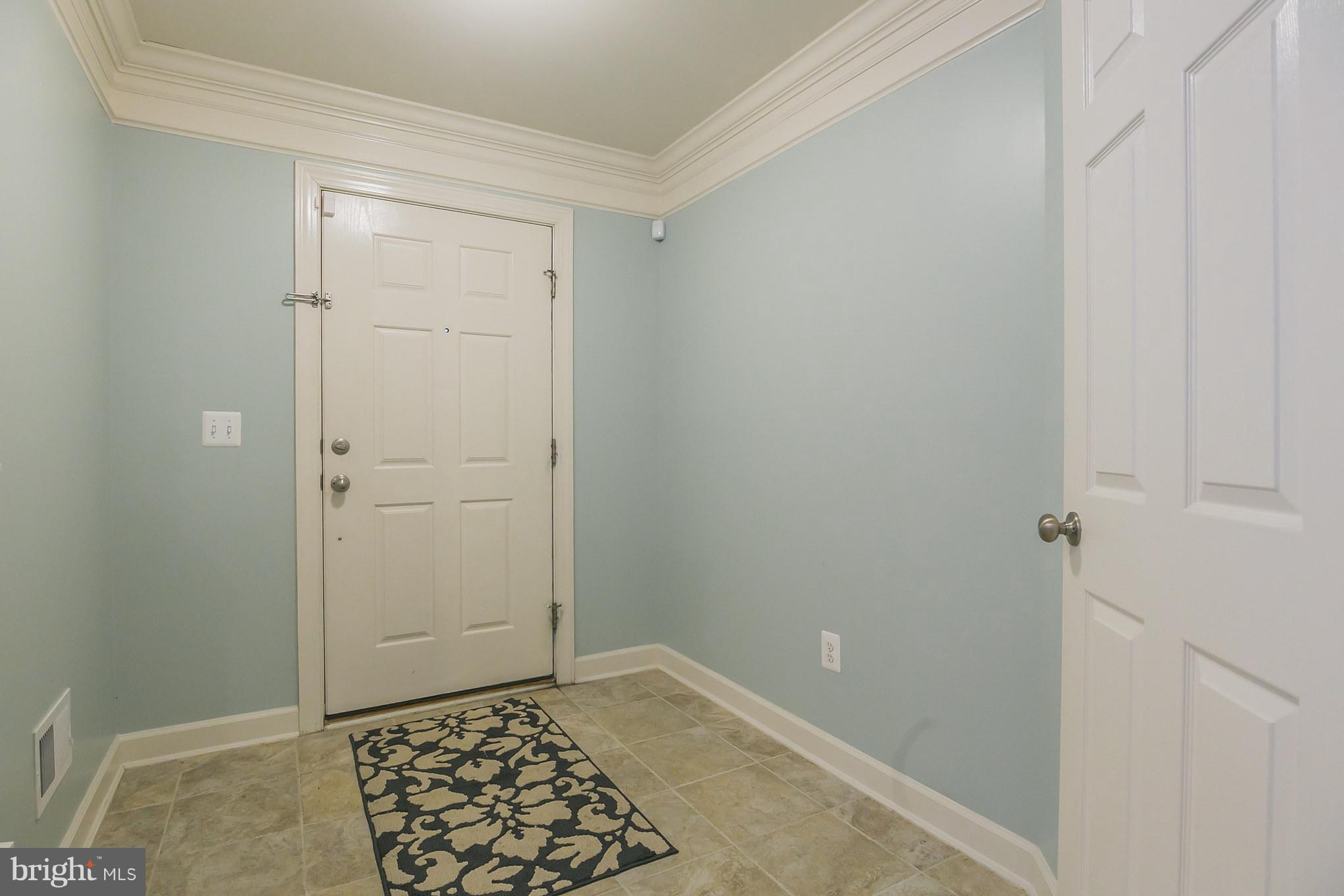 846 West Glebe Road Alexandria, VA 22305 - Photo 3 of 30 Foyer