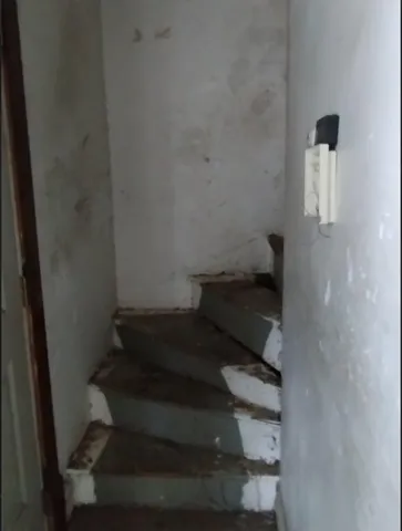 a view of empty room with window