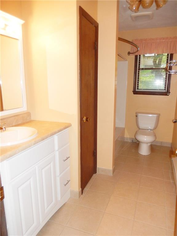 2107 Rocky Ridge Road Acme, PA 15610 - Photo 10 of 25 Large full bath on main level for the 3 bedrooms